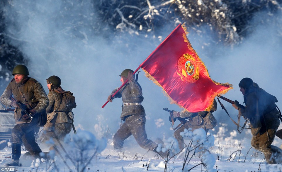 "红军士兵"挥舞着旗帜冲锋