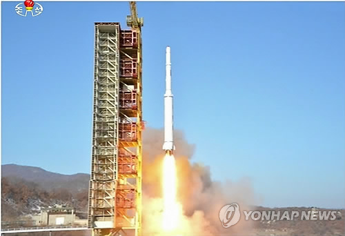 这是朝鲜中央电视台在2月7日进行的报道中出现的“‘光明星4号’地球观测卫星”发射现场照。(韩联社/朝鲜中央电视台)